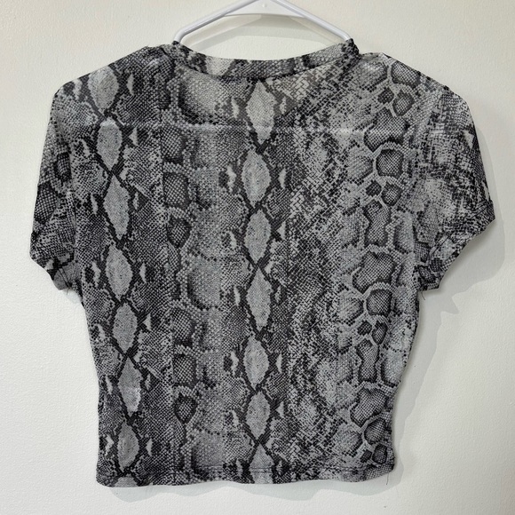 🎉4/30$🎉 Garage Snake Print Mesh Crop Top - Size Medium - Picture 5 of 5